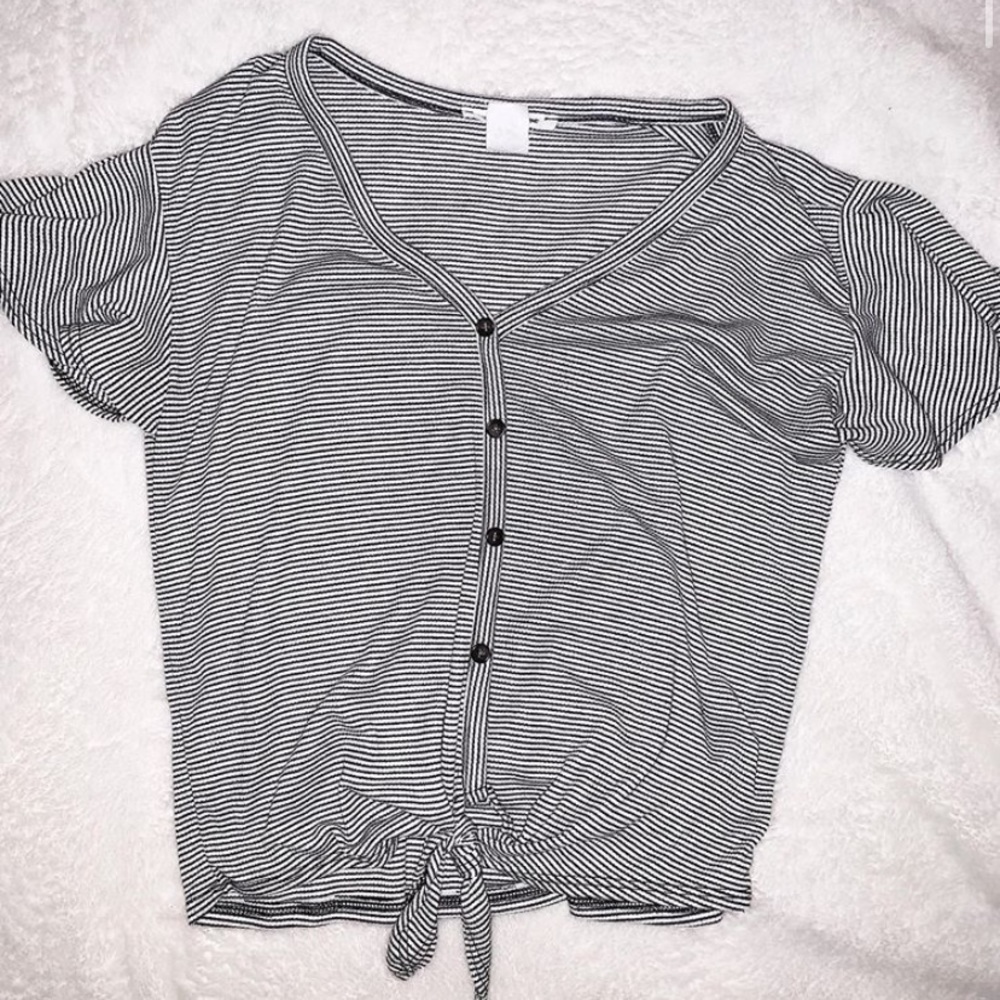 Tie black and white striped shirt